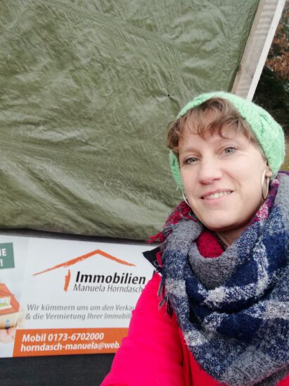 Seit zehn Jahren bereits ist Manuela Horndasch als Immobilienmaklerin im Nürnberger Land und in der gesamten Metropolregion erfolgreich tätig.  Wenn Sie selbst eine Immobilie verkaufen oder kaufen wollen, sprechen Sie doch einfach Manuela Horndasch für ein erstes unverbindliches und kostenfreies Beratungsgespräch an.
