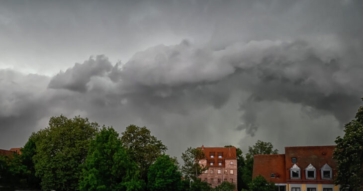 Bereits das Gewitter Freitagabend – hier fotografiert von der Feuchter Reichswaldhalle aus – hat Spuren hinterlassen.