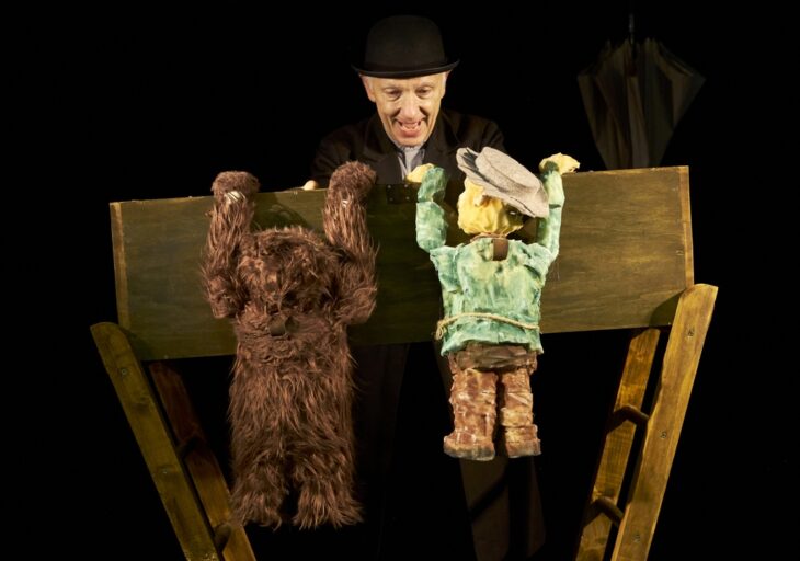 Mit dem Stück „Riese, Bär und eine Brücke“ gastiert das Figurentheater Pantaleon in der Röthenbacher Stadtbibliothek.