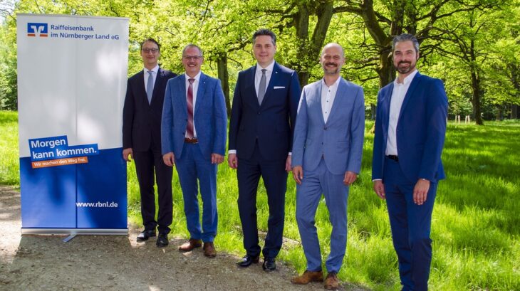 Die Raiffeisenbank hat 200 neue Bäumchen spendiert.