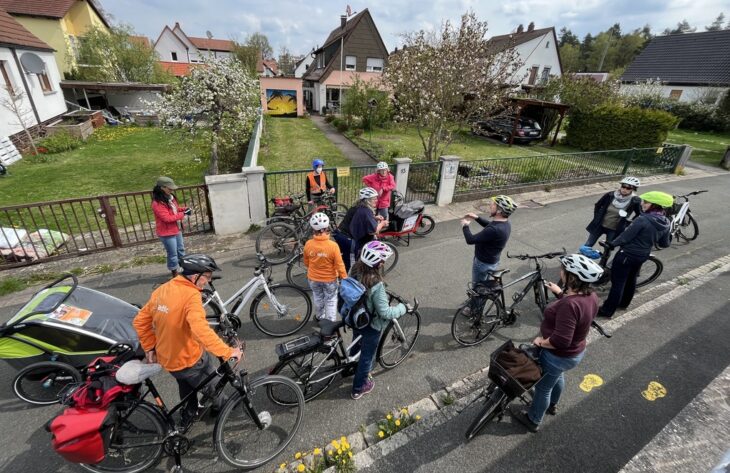 Auf ihrer Tour durch Röthenbach haben sich die Teilnehmer viele kritische Stelle angesehen.