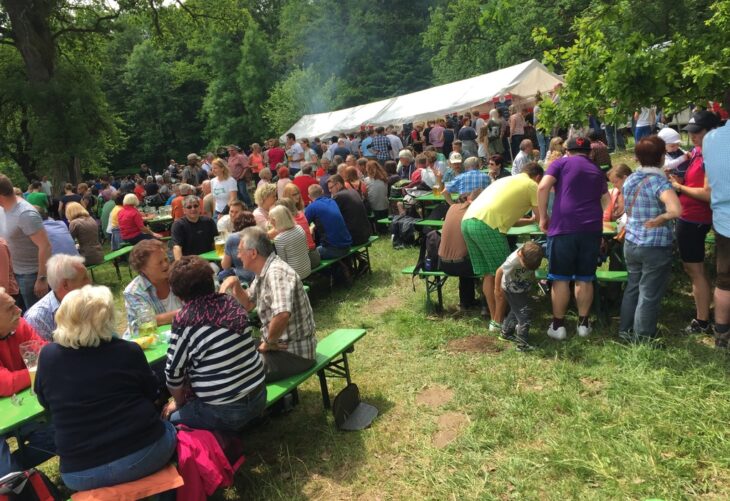 Auf der hochgelegenen Kuhweide in Altensittenbach geht´s am Montag wieder rund.