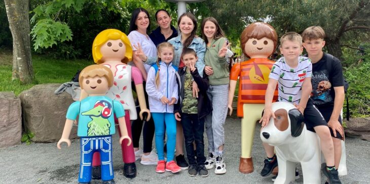 140 geflüchtete Kinder und deren Familien verbrachten Dank des ASBs einen schönen Tag im Playmobil Fun Park.