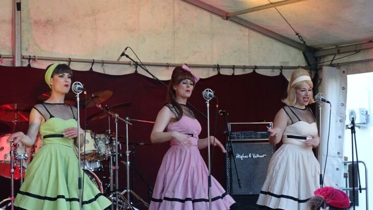 Optisch ein Hingucker, musikalisch ein „Hinhörer: die drei Sängerinnen der Tonic Sisters boten mit ihren Songs eine Reise in die gute alte Zeit.