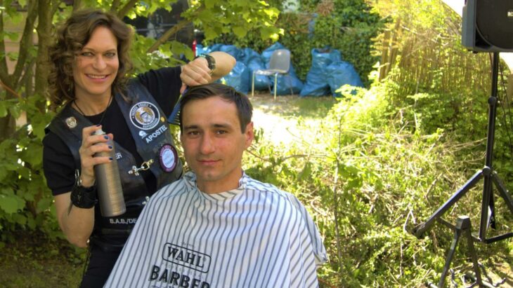 „Lady Barber“ alias Sonja Fischer beim Gratis-Hairstyling des geflüchteten Ukrainers Elia.