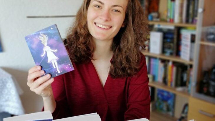 Mit „Das Lied des Universums“ schließt Eileen Dierner nach den Bänden „Die Lehren des Todes“, „Die Erben des Nichts“ und „Der Rat des Lichts“ ihre Tetralogie „Tales of Death“ ab.