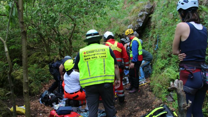 Kurz nach dem Absturz: Rettungsdienst und Bergwacht kümmern sich um den schwer verletzten 31-Jährigen, der am Fuß der Wand liegen blieb. Später wurde der Hesse per Hubschrauber ausgeflogen.