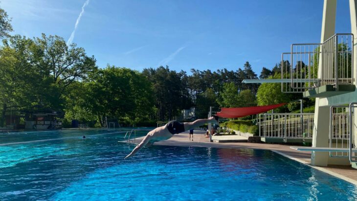 Mit einem Kopfsprung vom Ein-Meter-Brett hat Laufs Bürgermeister Thomas Lang die Freibadsaison heuer  eröffnet.
