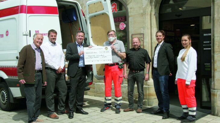 Lorenz Bülck, Präsident des Lions Club Lauf, überreicht den Spendenscheck über 10.000 Euro an Lorand Szüszner, den Ortsbeauftragten der Laufer Johanniter. Mit anwesend (v. l.) Dr. Gerd Herrmann, Michael Ferschl, Peter Wick und Björn Boder von den Lions sowie Lil Gronla von den Johannitern.