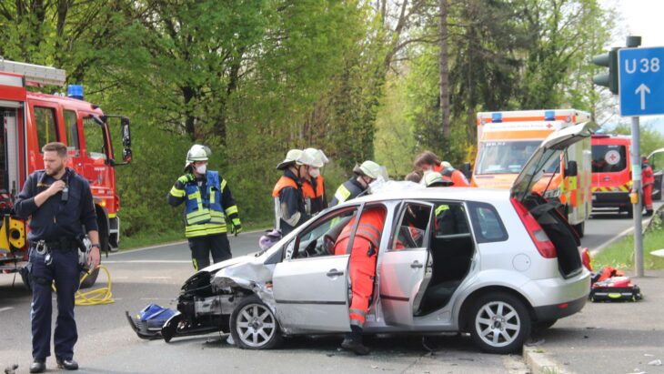Die drei Insassen dieses Ford Fiesta wurden an der Abzweigung zur Schnaittacher Bahnhofstraße schwer verletzt.