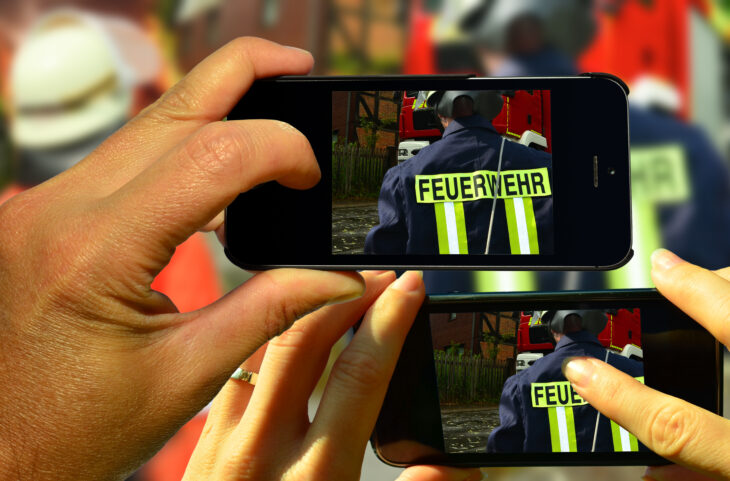 Gaffer fotografierten und filmten den brennenden Lkw. Nun will sie die Polizei zur Rechenschaft ziehen.