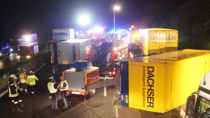 Die Autobahn war durch Fahrzeugteile und Ladung komplett blockiert. Keine leichte Aufgabe für die Einsatzkräfte.