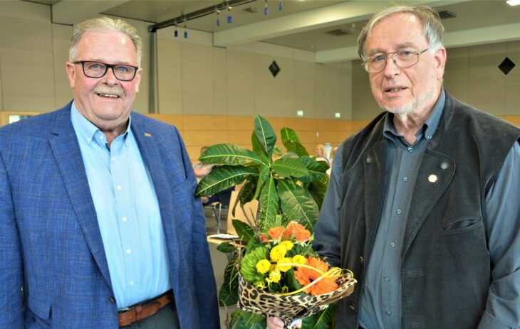 Bruno Schmidt ehrt Gottfried Siebel für 50 Jahre Mitgliedschaft im ASB.