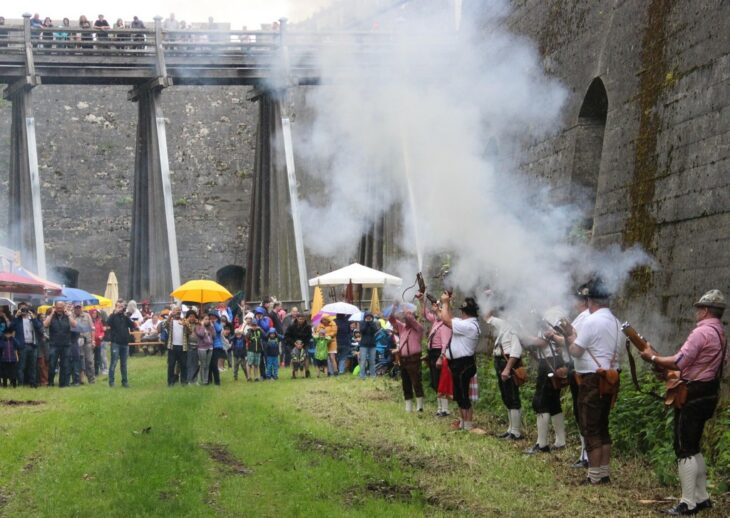 Gebührend eröffneten die Böllerschützen aus Siegersdorf und Forth das Fest.