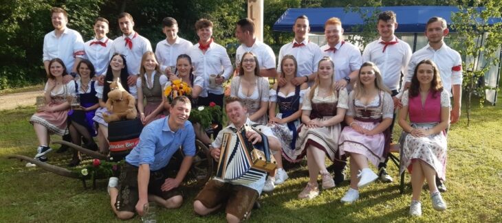 Elf Kirwa-Paare tanzten in Alfalter beim Pfingstfest den Baum aus.