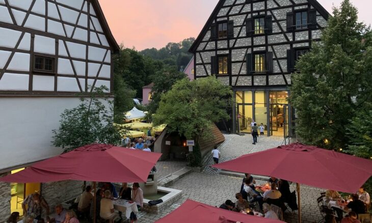 Essen, Getränke und Musik lassen am sardischen Abend Urlaubsstimmung aufkommen.