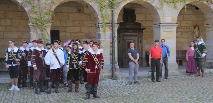 Die beiden Spielgruppen der zwei Theaterstücke teilten sich den Originalschauplatz fair untereinander auf.