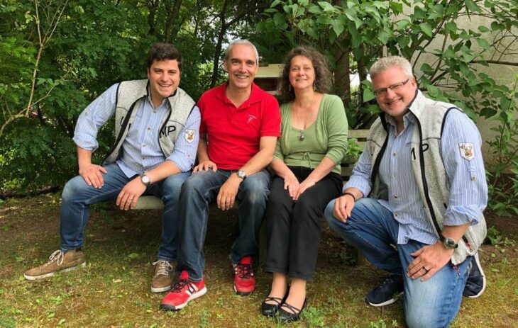 „Die Dachse“, Dominik Dachs (l.) und sein Vater Günter Dachs (r.), sowie Sven Bach (2. v. l.) wurden von Moderatorin Heidi Christ für „BR Heimat“ interviewt.
