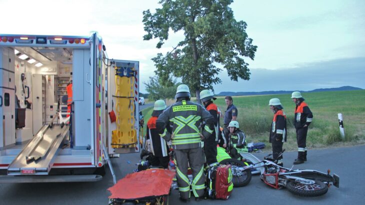 Durch den Aufprall und den anschließenden Sturz zogen sich der 17-jährige Motorradfahrer und sein 16-jähriger Begleiter schwere Verletzungen zu.