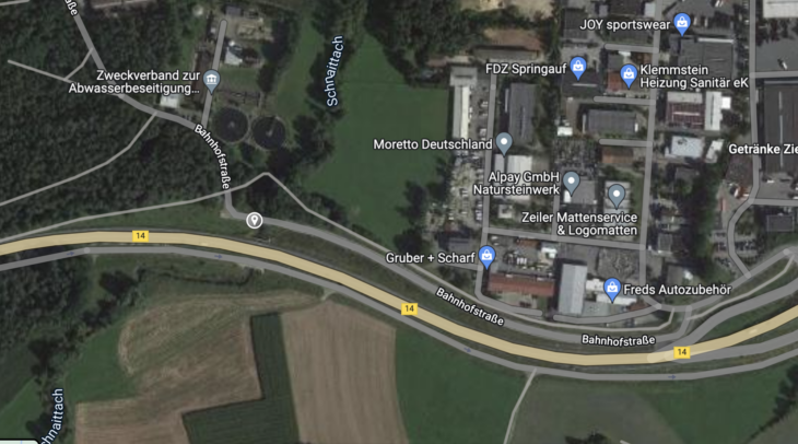 Die Bahnhofstraße, die parallel zur B14 Richtung Neunkirchen führt, ist dicht.