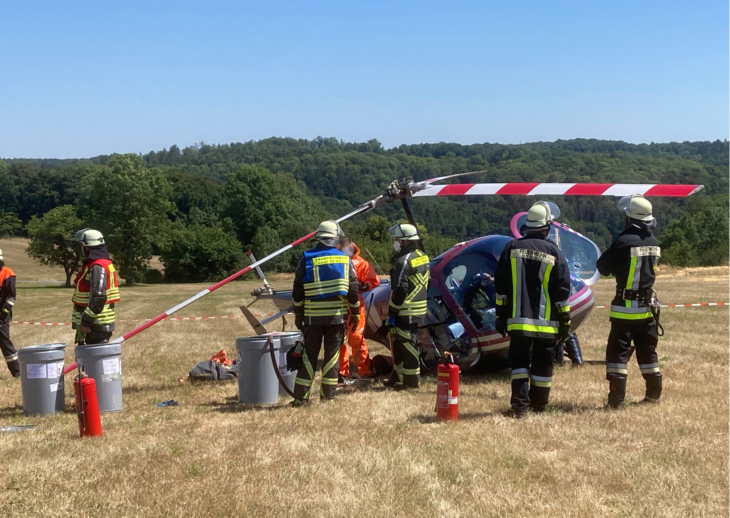 Zahlreiche Einsatzkräfte fuhren zu dem notgelandeten Hubschrauber.