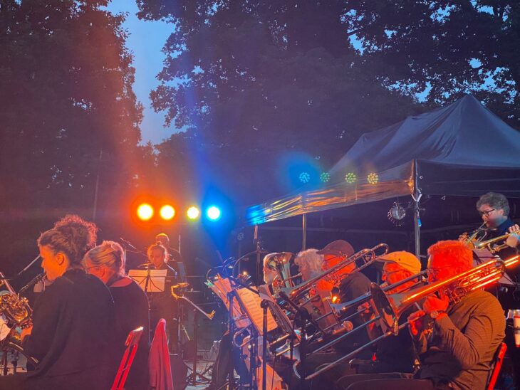 „Dr. Swing & the Jazz Gang“ traten am Donnerstag im Bad auf.