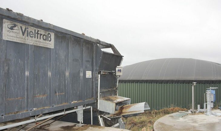 Vielfraß heißt die große Presse, über die Landwirt Andreas Schmidt seine Biogas-Anlage bei Eismannsberg mit Dung und nachwachsenden Rohstoffen füttert.