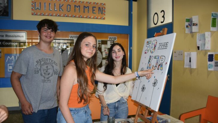 Die Schüler konnten sich mit ihrem Fingerabdruck auf einer Leinwand verewigen.
