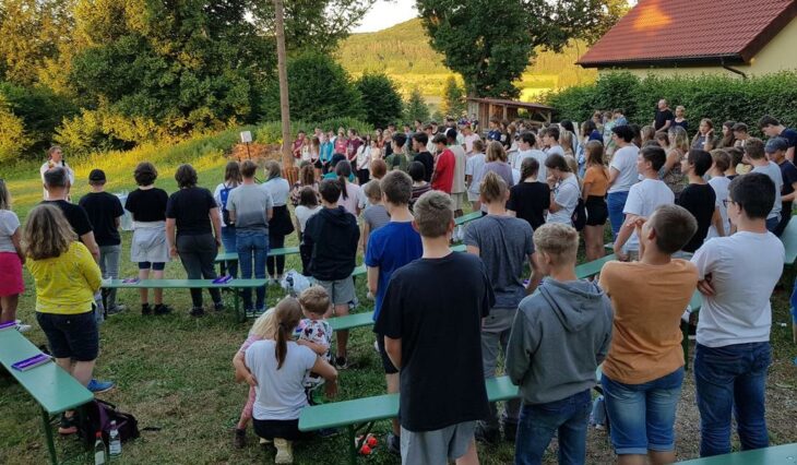 Der Geist Gottes weht wo er will: rund 120 Jugendliche nahmen im Rahmen ihrer Firmvorbereitung in Bühl bei Simmelsdorf teil am Besinnungstag „spiri-day, live & pray“ des katholischen Seelsorgebereichs Pegnitztal.