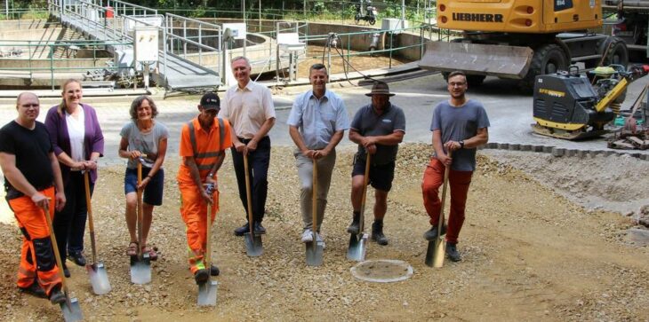 Beim Spatenstich für (v. li.): Klärwärter Peter Winkler, Ingenieurin Simone Meuler-List (Seuss Ingenieure), 2. Bürgermeisterin Lydia Zahner, Gemeindebediensteter Rudi Genal, MdL Dr. Harald Schwartz, Bürgermeister Roman Berr, Christian Wallner (Firma Sommer-Tiefbau) und Matthias Wagner (Seuss Ingenieure).