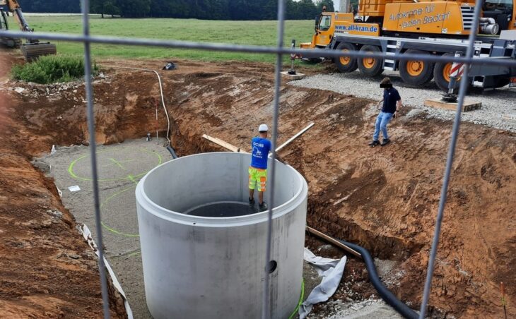 Das Regenwasser fließt in den Schacht und wird dort gefiltert.