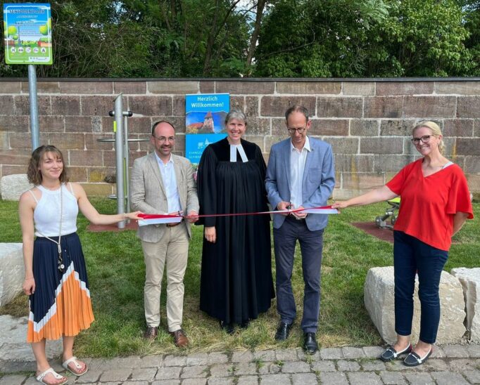Der Seniorenspielplatz ist nun offiziell eröffnet (von links): Vivien Hentschel, Bürgermeister Markus Holzammer, Pfarrerin Alexandra Dreher, Dr. Max von Petz, Vorstand des Evangelischen Vereins, und Birgit Koch.