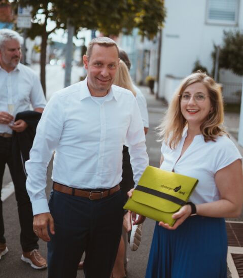 Landrat Armin Kroder gratulierte Kristine Lütke zur Eröffnung ihres Büros.