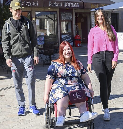 Eine Tour durch Altdorf: Margarita Rossenik und Mirzofaridunkhon Ataev begleiten Hannah Steinhöfer bei einer kleinen Entspannungsrunde.