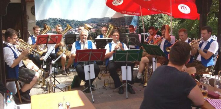 Die Eschenbacher Musikanten zu Besuch in der Michelmühle.