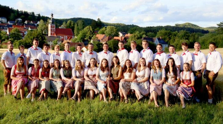 Die Etzelwanger Kirwamoidla und Kirwaboum freuen sich auf ein festliches Wochenende zum 40. Kirwajubiläum. Von Donnerstag bis Montag ist für die hoffentlich zahlreichen Besucher allerhand geboten.