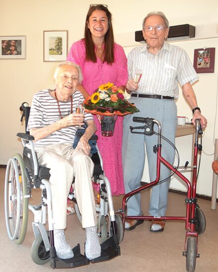 Das Ehepaar Ilse und Helmut Stock. In ihrem Zimmer im AWO-Seniorenheim in Lauf gratulierte ihnen Zweite Bürgermeisterin Nina Bezold zum seltenen Jubiläum der Kronjuwelenhochzeit.