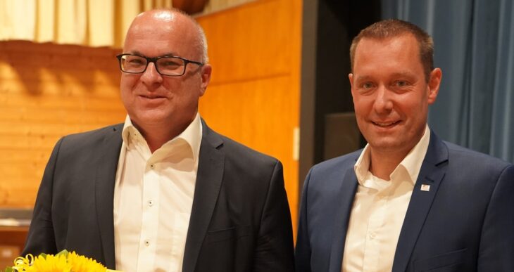 Dr. Bernd Eckstein und Landrat Armin Kroder bei der Ehrung.