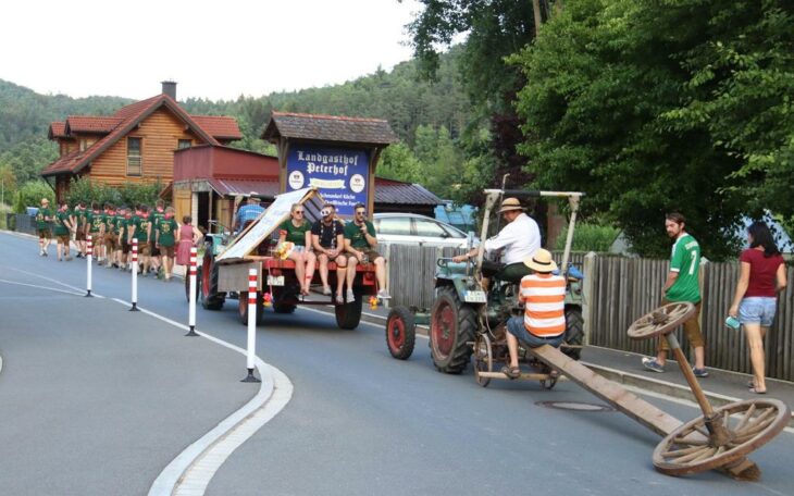 Ein besonderes Highlight an der Kirwa in Etzelwang ist der traditionelle Umzug am Montag durch das Lehental. Mit dabei waren die Kirwapaare, Traktoren, Eilwagen und Festanhänger.