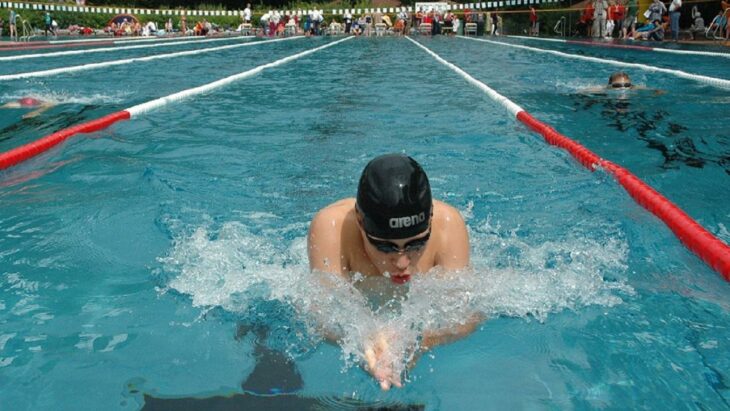 Mit voller Kraft durchs große Becken: Das gibt es am 16. Juli wieder zu sehen, wenn die Laufer Satdtmeisterschaften im Schwimmen stattfinden.