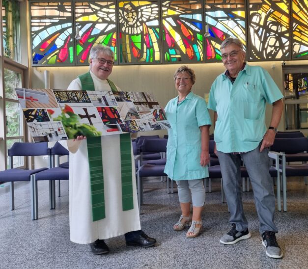 Klinikseelsorger Walter Pfeufer (links) bekam von den grünen Damen und Herren, stellvertretend im Bild Hans Großmann und Bernadette Wegner (von rechts), ein Mosaik mit Aufnahmen der Klinik-Kapelle überreicht.