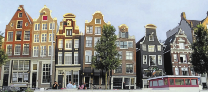 Bei einer abendlichen Grachtenfahrt in Amsterdam bewundert Autor Vinzenz R. Dorn die herausgeputzten Fassaden, auch wenn nicht alle gerade stehen.