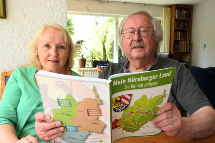 Manfred Hummel präsentiert sein Buch über das Nürnberger Land, an dem er fast zehn Jahre gearbeitet hat, zusammen mit seiner Frau Heidrun.