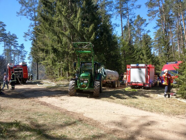 Bis zu 15.000 Liter Wasser passen in ein Güllefass. Die Landwirte stellen es den Einsatzkräften zur Verfügung, oder versprühen es selbst auf dem Boden.