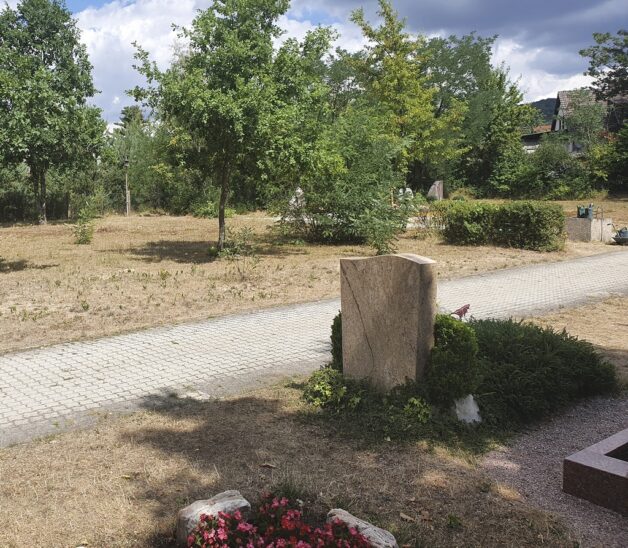 Am Weißenbrunner Friedhof soll hier eine neue Anlage für Urnengräber entstehen.