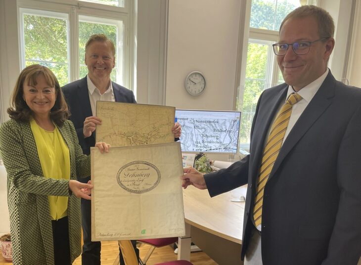 Für die Europaabgeordnete hatte Amtsleiter Frank Hümmer (rechts) ein besonderes Fundstück parat: Eine knapp 180 Jahre alte Karte ihres Heimatdorfs.