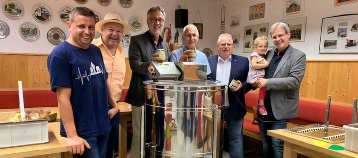 Unser Bild zeigt Thomas Rieck und Thomas Reichel (2. und 1. Vorsitzender des Imkervereins), Klaus Eberhardt, Bernhard Schwarz und Ralf Amann (Präsident des Lions Clubs) und Bürgermeister Robert Ilg mit seiner Enkeltochter (v. links).