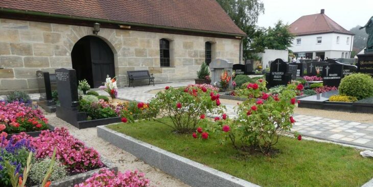 Zu Zerstörung werden die Gräber am Reichenschwander Friedhof hergerichtet.