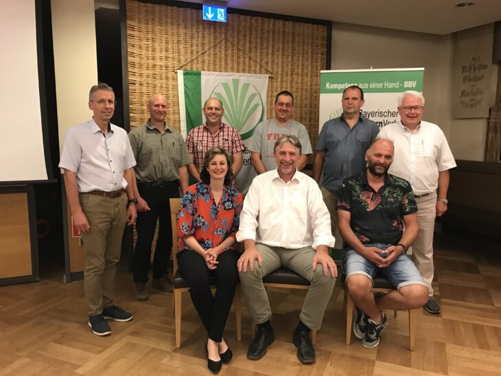 v.l.n.r. 
sitzend: Marion Fischer, Kreisbäuerin, Günther Felßner, Kreisobmann, Siegfried Schmidt, stv. Kreisobmann 
stehend: Ottmar Braun, BBV Geschäftsführer Mittelfranken, Thomas Fiedler, Leinburg, Jürgen Scharrer, Henfenfeld, Jürgen König, Altdorf, Reiner Rupprecht, Burgthann, Jochen Loy, BBV Geschäftsführer Nürnberg, (nicht auf dem Foto ist Andreas Geistmann, Leinburg)