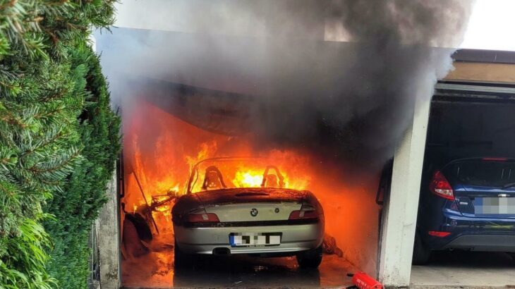 Aus der Garage schlugen Flammen, als die Feuerwehr an der Einsatzstelle eintraf.